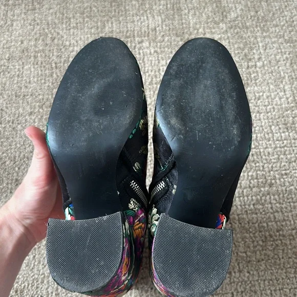 Steve Madden Floral multicolor Embroidered brocade Ankle Boots! - Picture 8 of 8